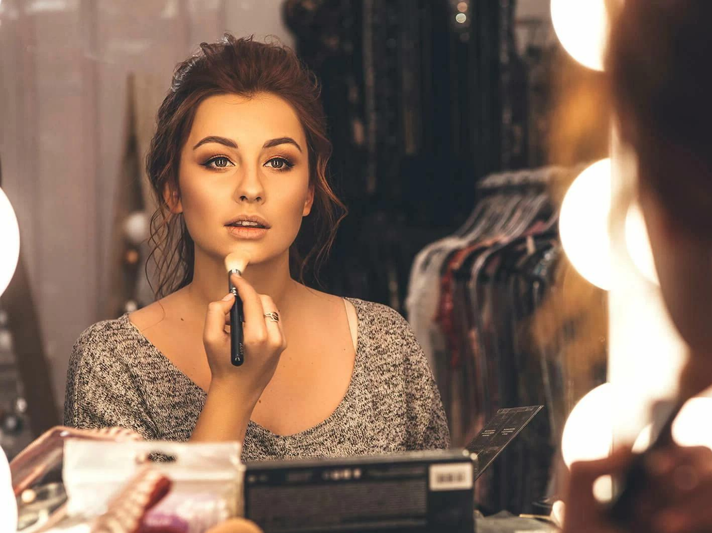 фото нанесения макияжа на лицо девушки 