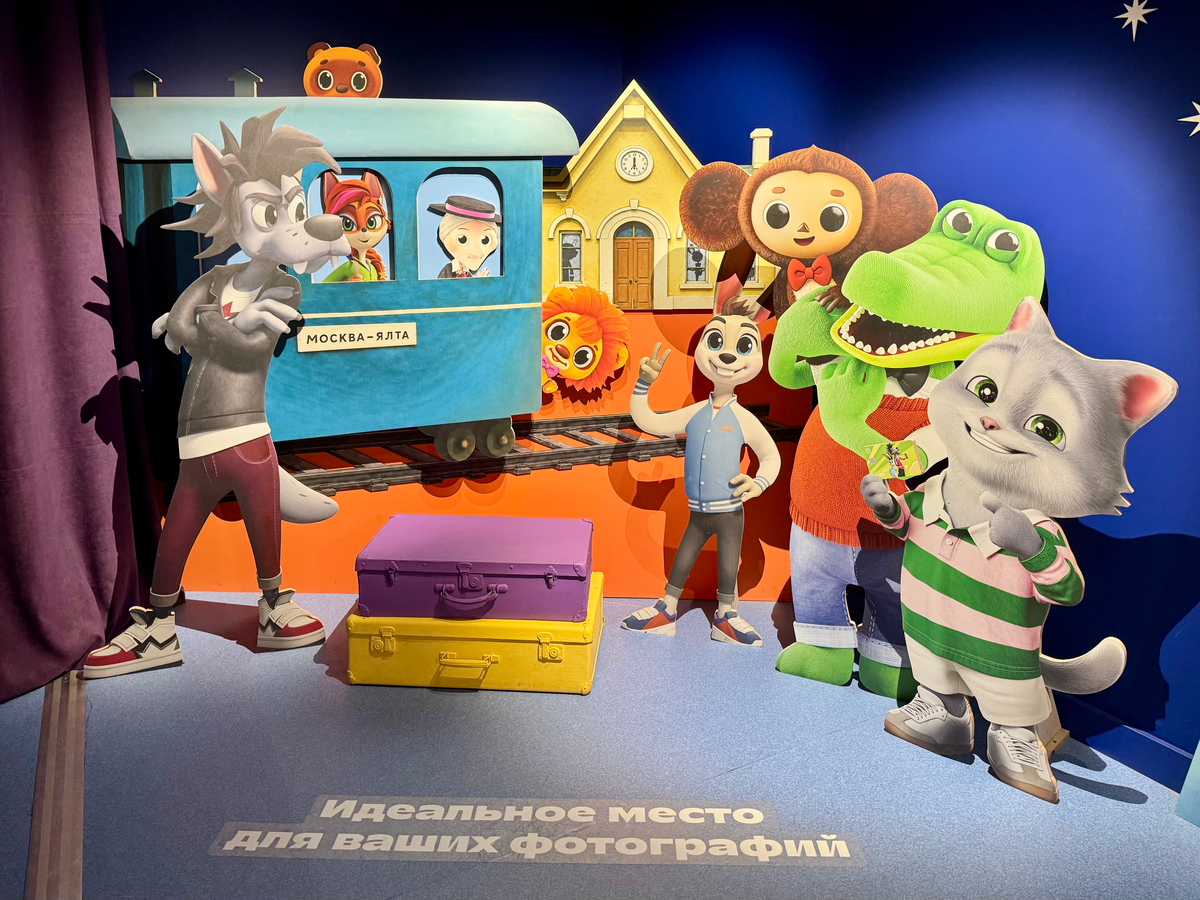 Экспонаты выставки Союзмультфильма «Фабрика чудес» на ВДНХ