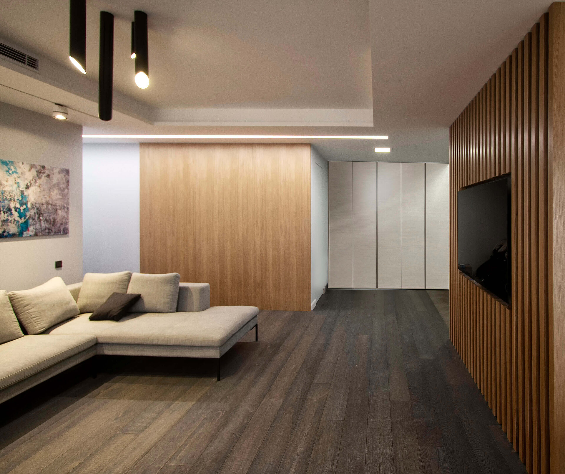 бежевый диван в гостиной