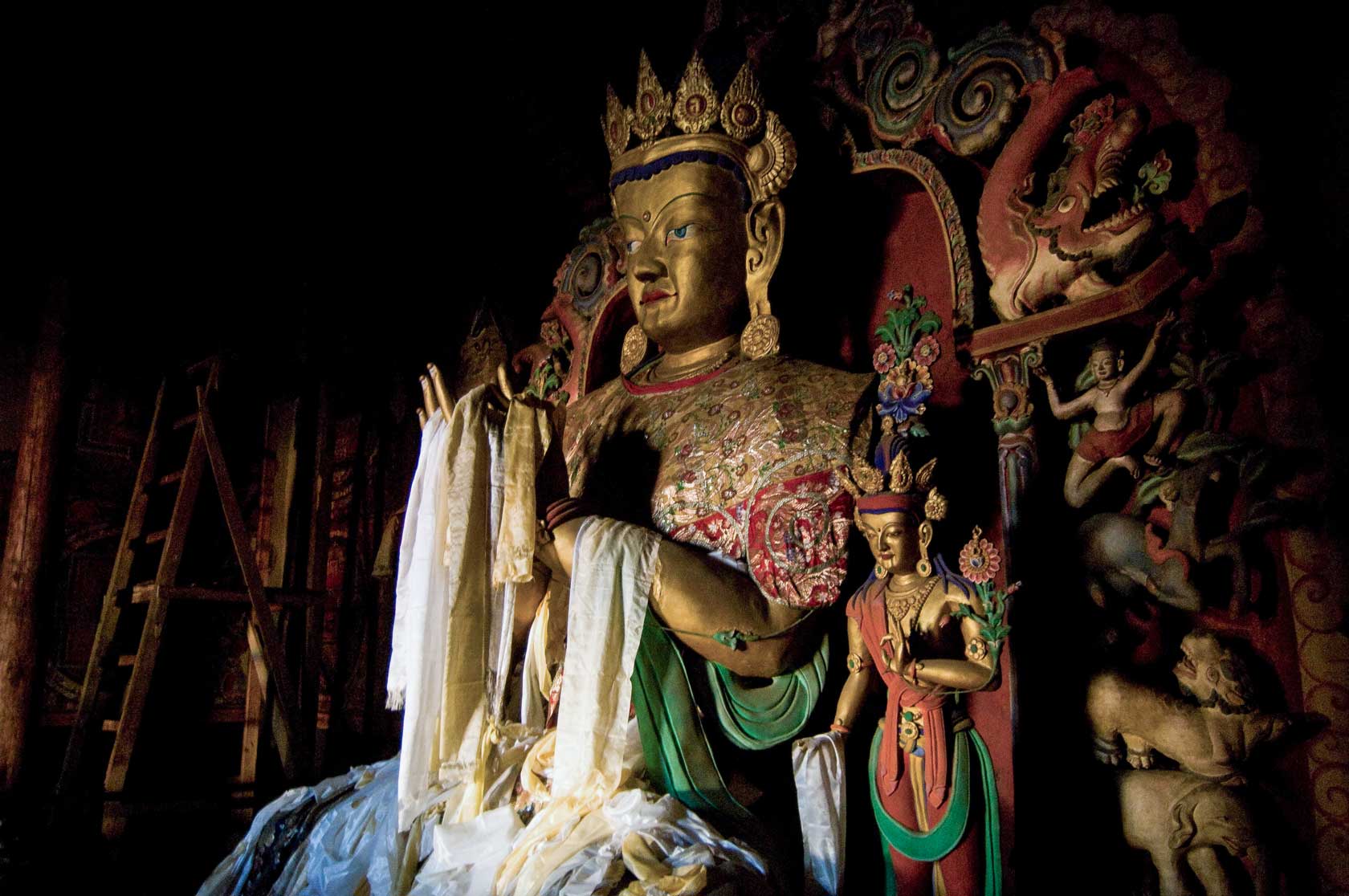 Статуя Будды Майтреи внутри монастыря Джампа Лакханг в Ло-Мантанге, окруженная резным алтарным пространством
