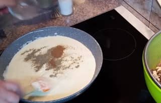 Приготовление жюльена с курицей, грибами, сыром и ветчиной: шаг 11