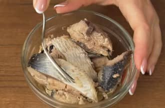 Приготовление рулета из лаваша с рыбными консервами, яйцом, сыром и зеленью: шаг 2