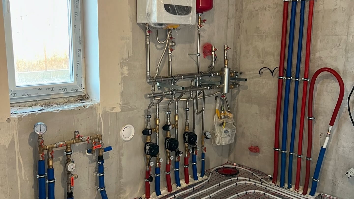 Узел ввода водоснабжения частного дома: фильтры, гидроаккумулятор, автоматика и коллекторная разводка по дому