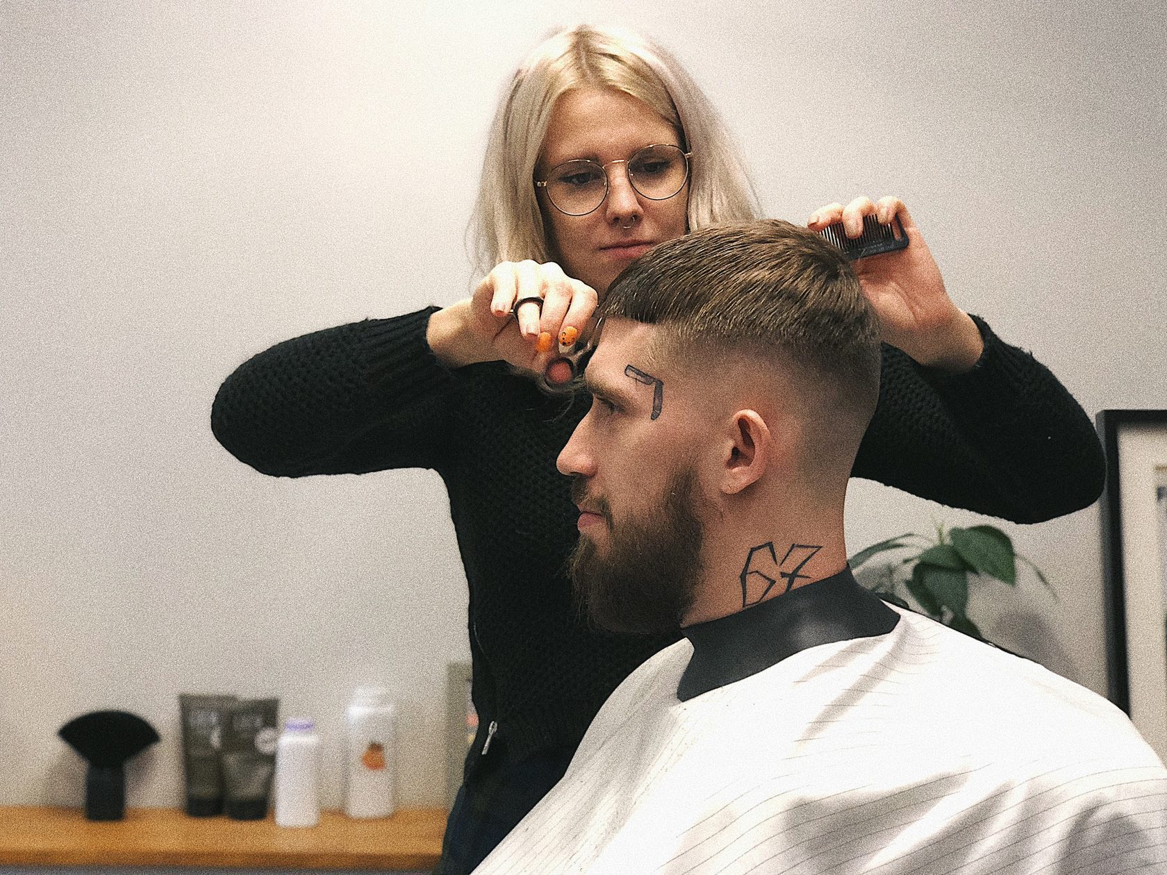 Скидки на мужские стрижки, бритье и оформление бороды в барбершопе M'barbers