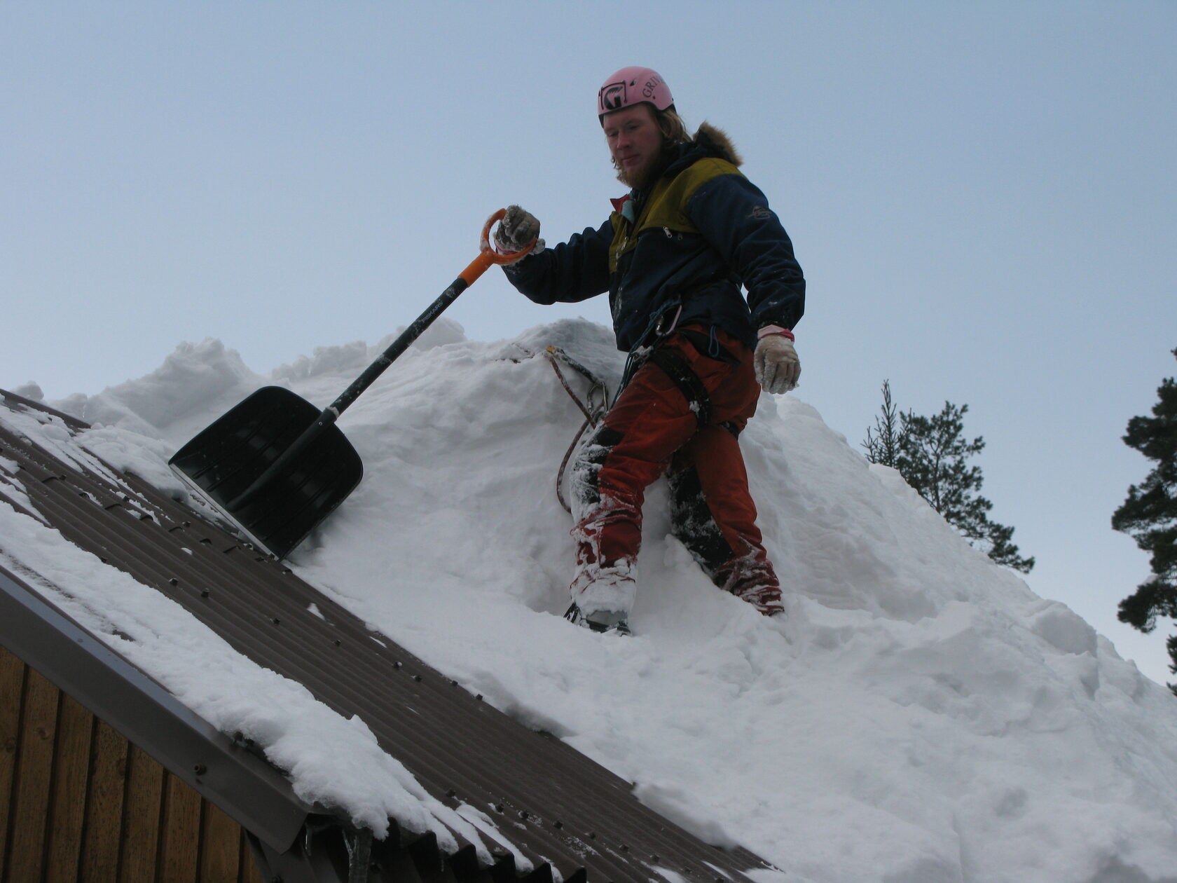 Уборка снега крыш домов. Уборка снега с крыш. Чистка снега с крыши. Уборка снега с кровли. Приспособление для очистки снега с крыши.