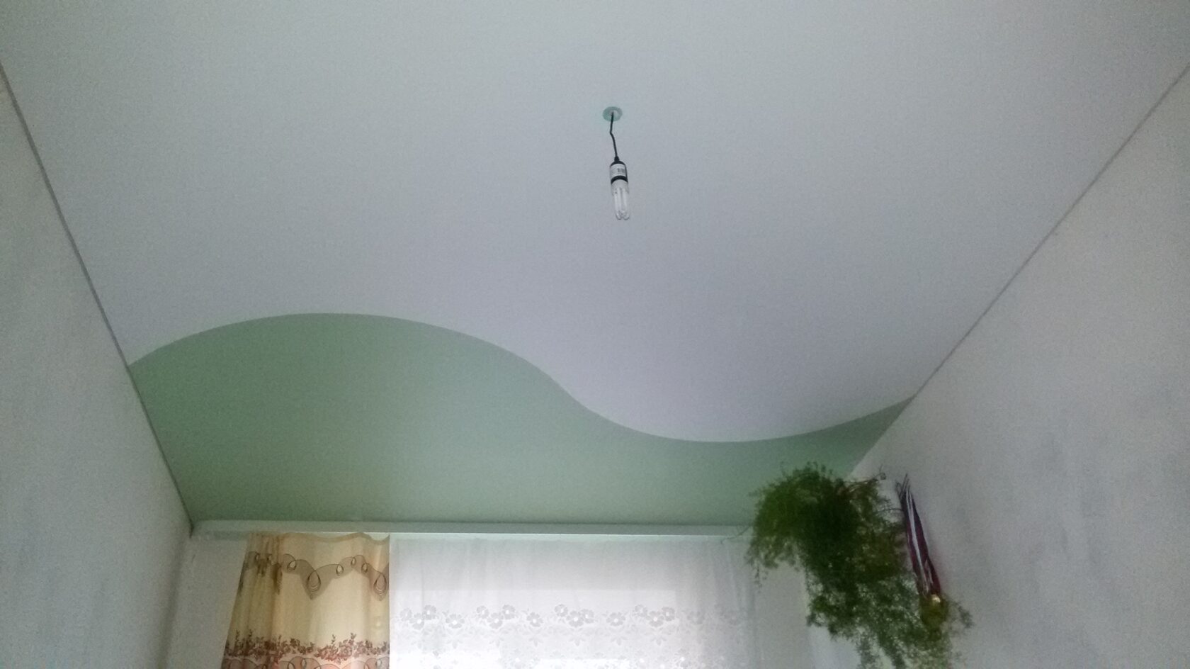 Матовый натяжной потолок со спайкой