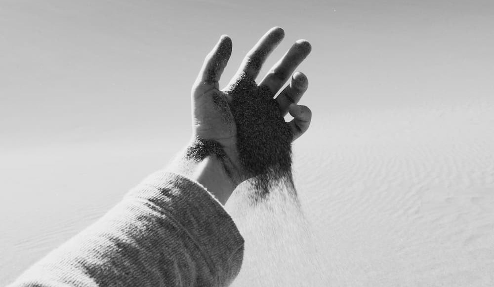 спина монаха во время практики медатиции