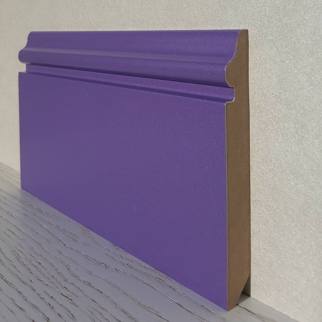 Плинтус, окрашенный в яркий цвет.