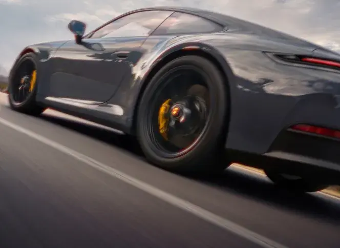 Porsche 911 Carrera GTS в движении