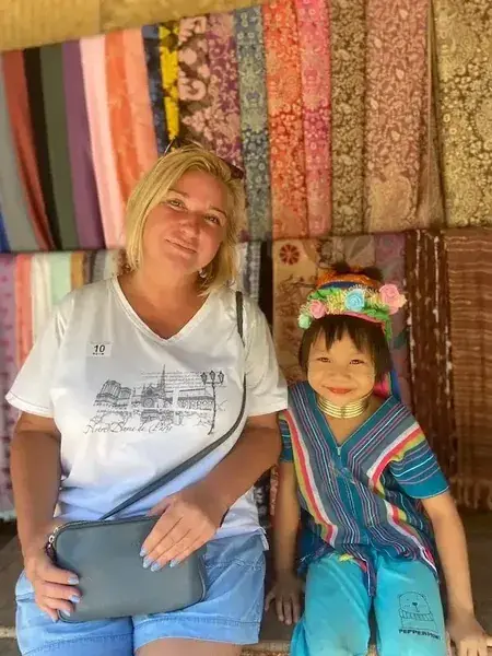 Туристка и девочка из племени карен