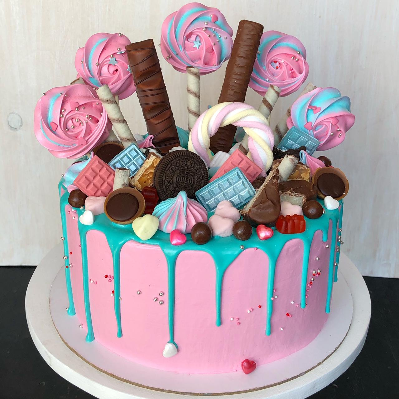 Красивые торты 11 лет. Торт девочка. Красивые торты для девочек. Торт со сладостями для девочки. Украшение торта для девочки 10 лет.