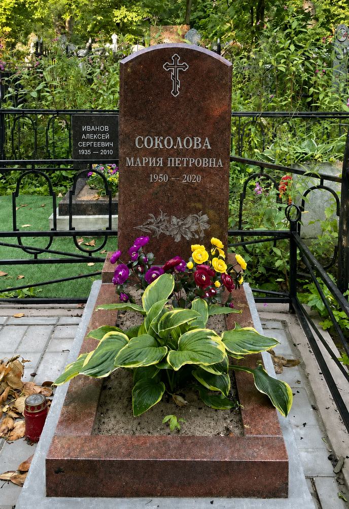 Установленный памятник из красно-коричневого гранита с крестом и надписью