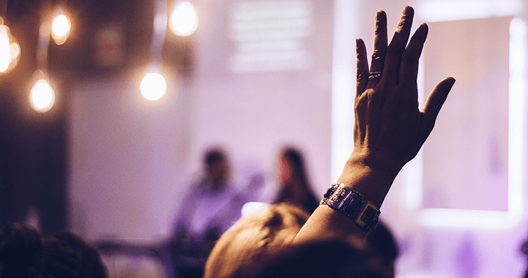 поднятая рука в свете выступление