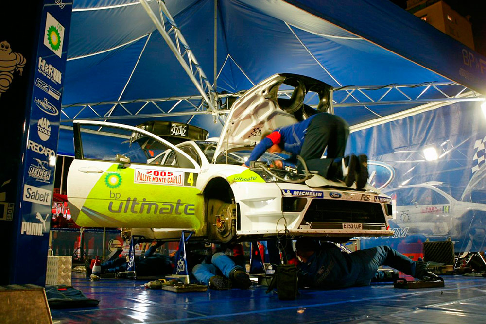 Ford Fiesta RS WRC '04 (ET53 UJP) Романа Кресты в сервис-парке ралли Монте-Карло 2005