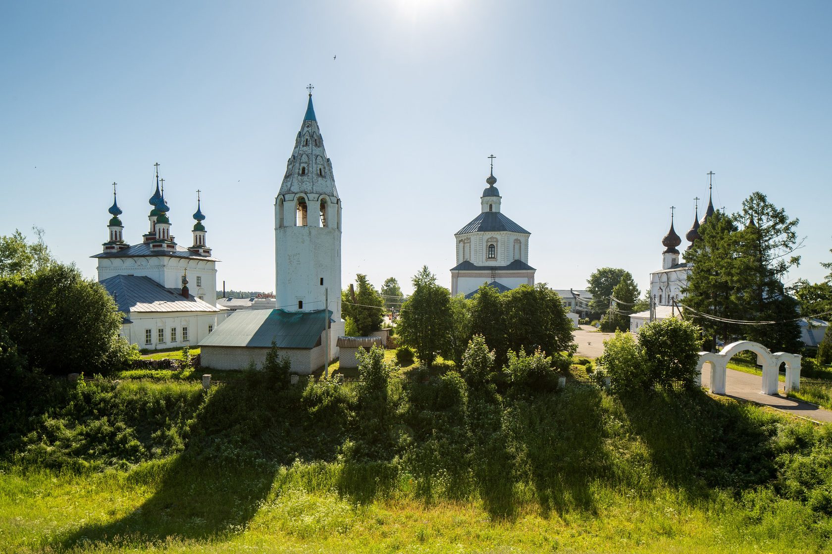 Храмовый ансамбль: Троицкая, Успенская и Воскресенская церкви