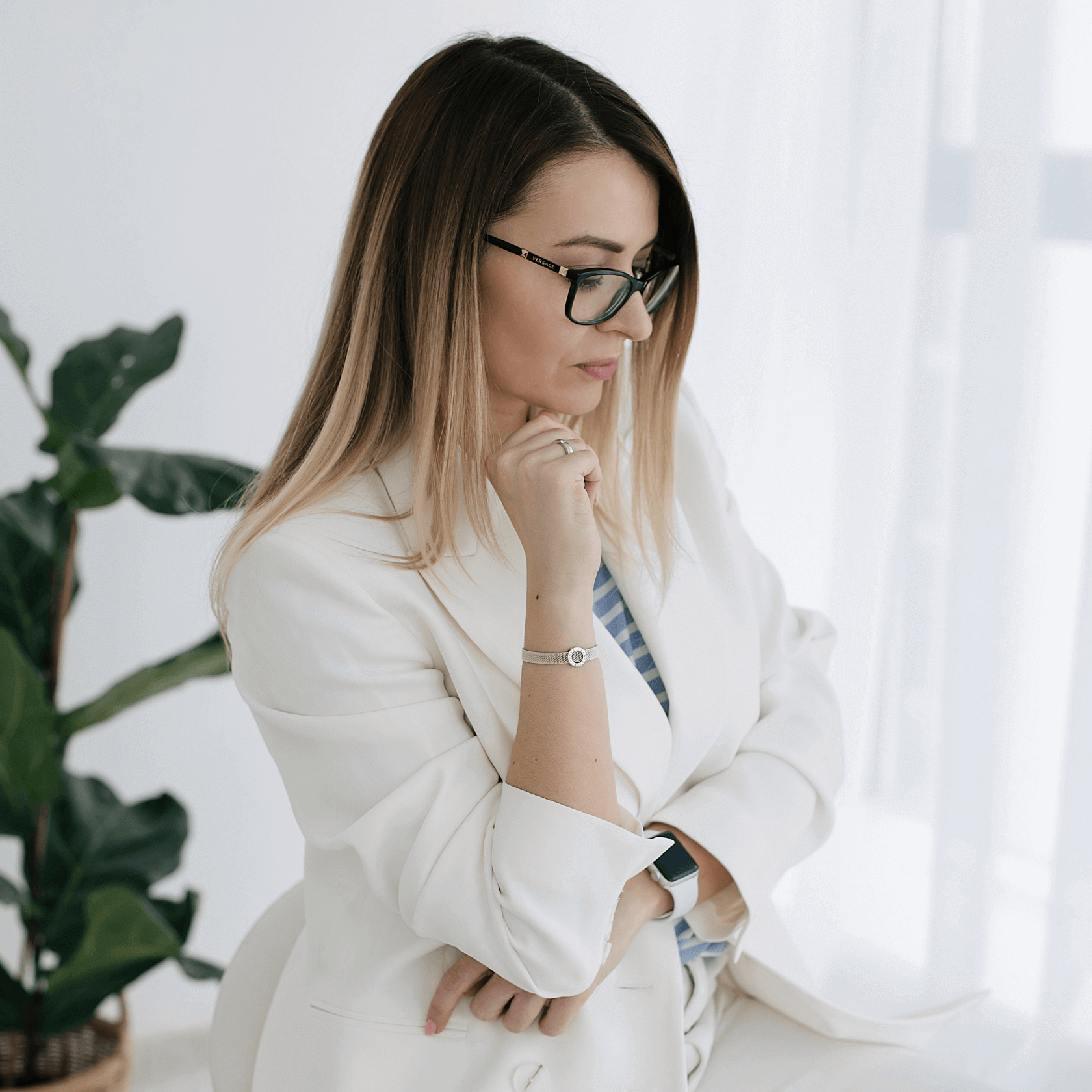 Стилист в белом костюме смотрит вниз