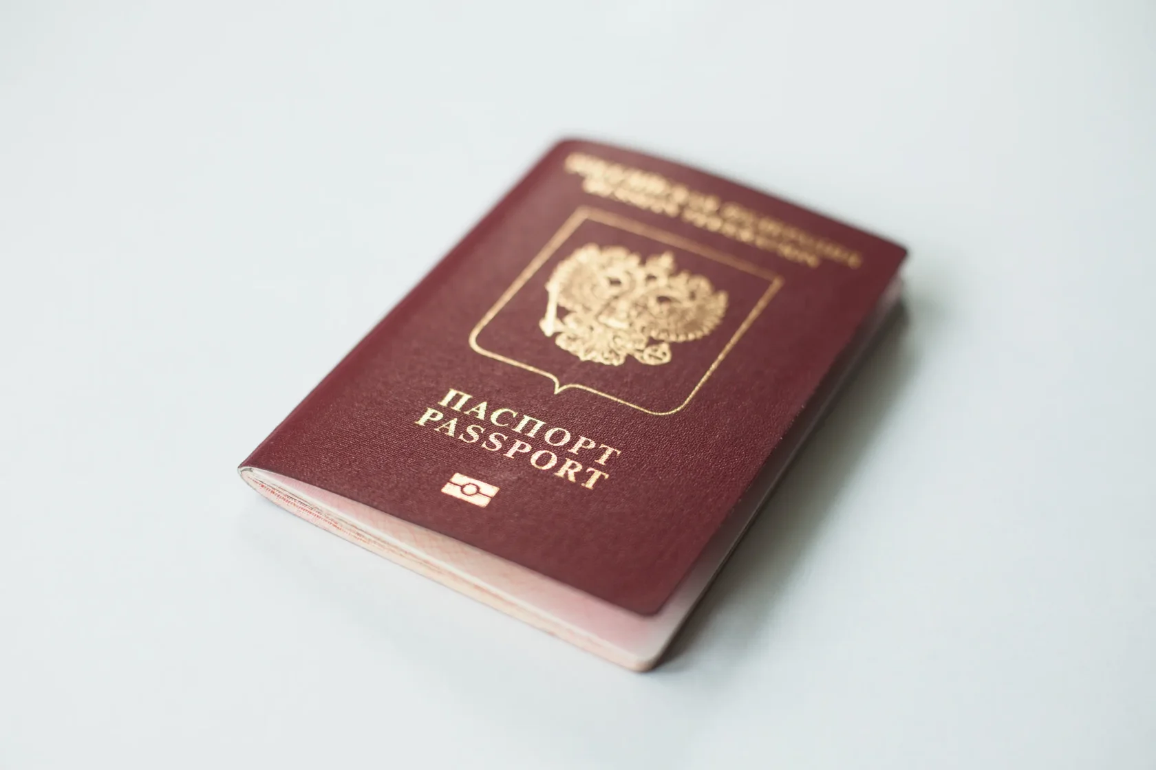 Загранпаспорт и посадочный талон на рейс в Бангкок