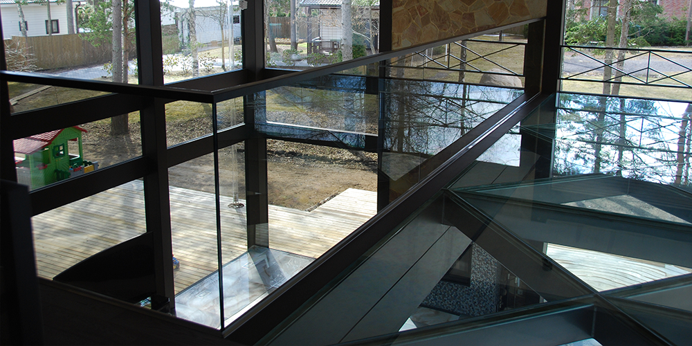 Стеклянный пол в загородном доме фото