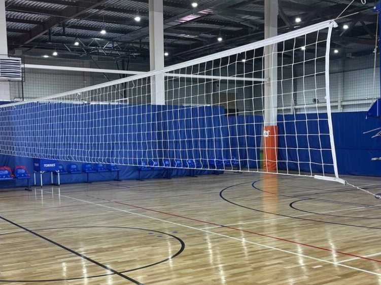 Волейбольная сетка натянута поперёк зала