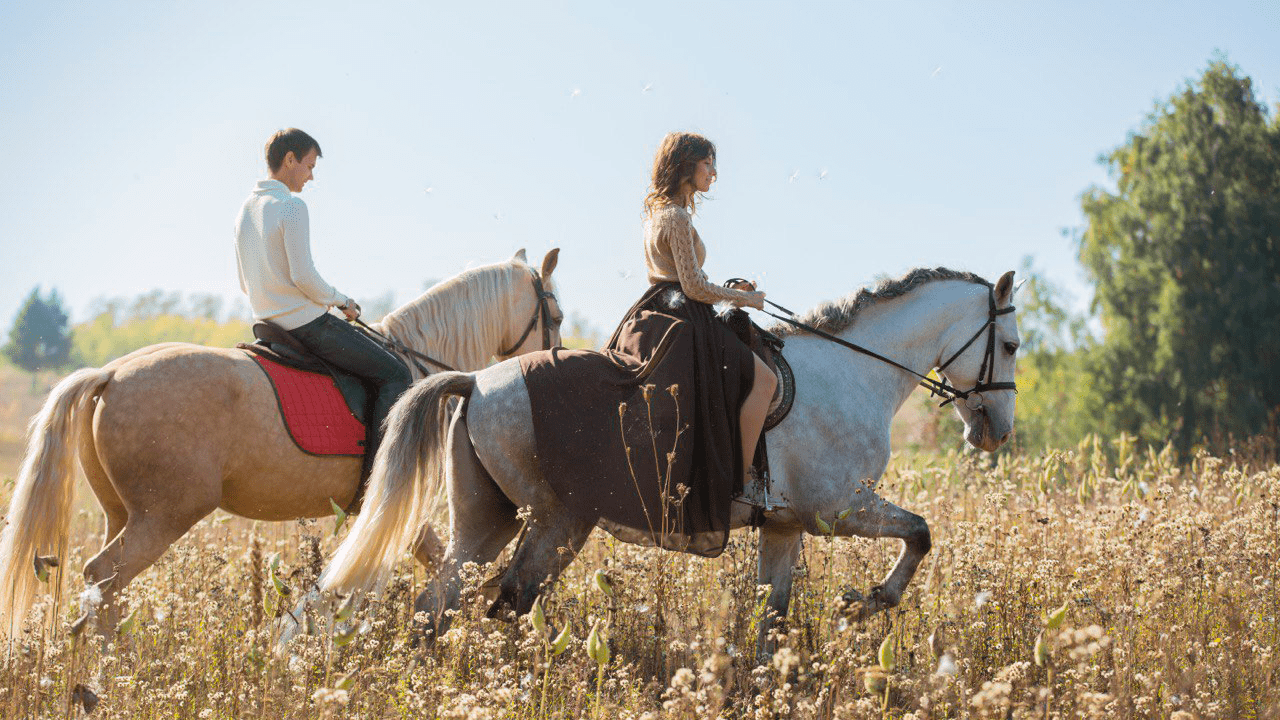 фото парня и девушки на романтическом свидании в публичном месте