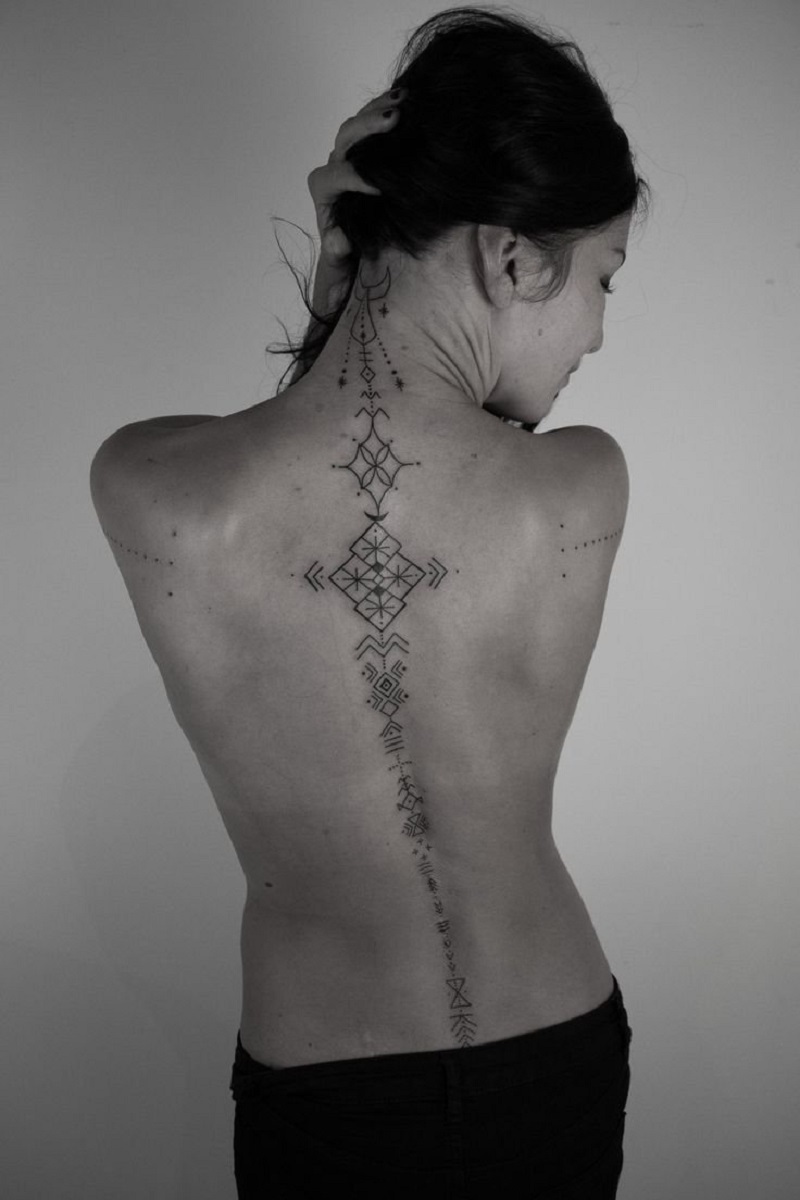 Женские татуировки на спине на позвоночнике: красота и символика