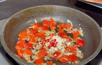 Приготовление шакшуки с болгарским перцем и помидорами: шаг 7