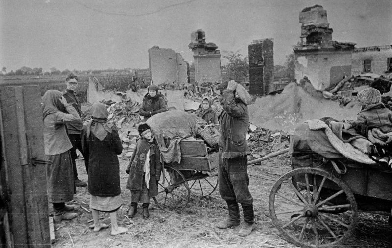 Архивное фото жителей разрушенной деревни, СССР, Великая Отечественная война.