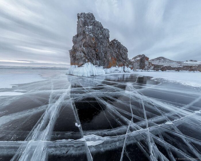 Black ice. Байкал черный лед. Зимний Байкал. Темный лед Байкала. Темный лед.