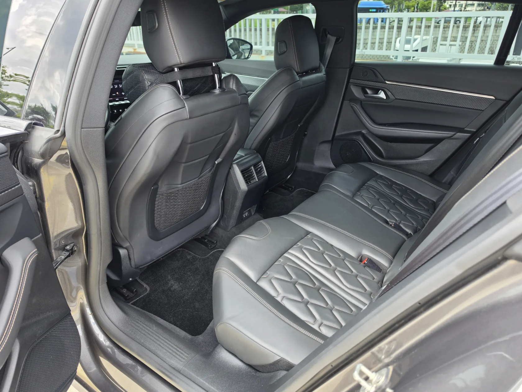 Peugeot 508 SW интерьер — задний ряд сидений, кожаный салон