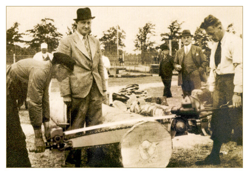 Андреас Штиль и его инженеры испытывают первую бензопилу Stihl, 1926 год