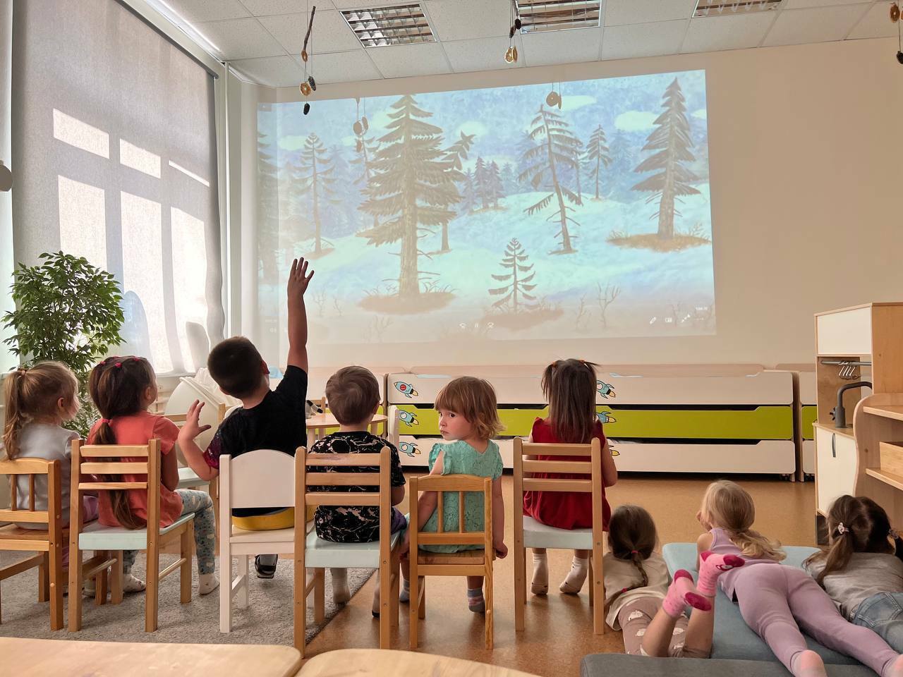 найти уроки для детей. детская тревожность в начальной школе. учитель беседует с детьми. дети в школе. курсы подготовки к школе.