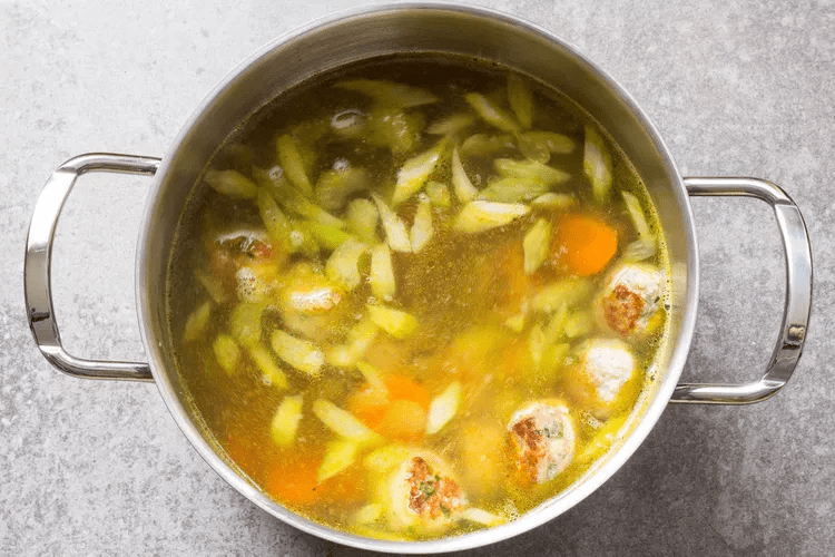 Суп с фрикадельками из индейки, шпинатом и орзо. Вкусное и полезное для здоровья блюдо