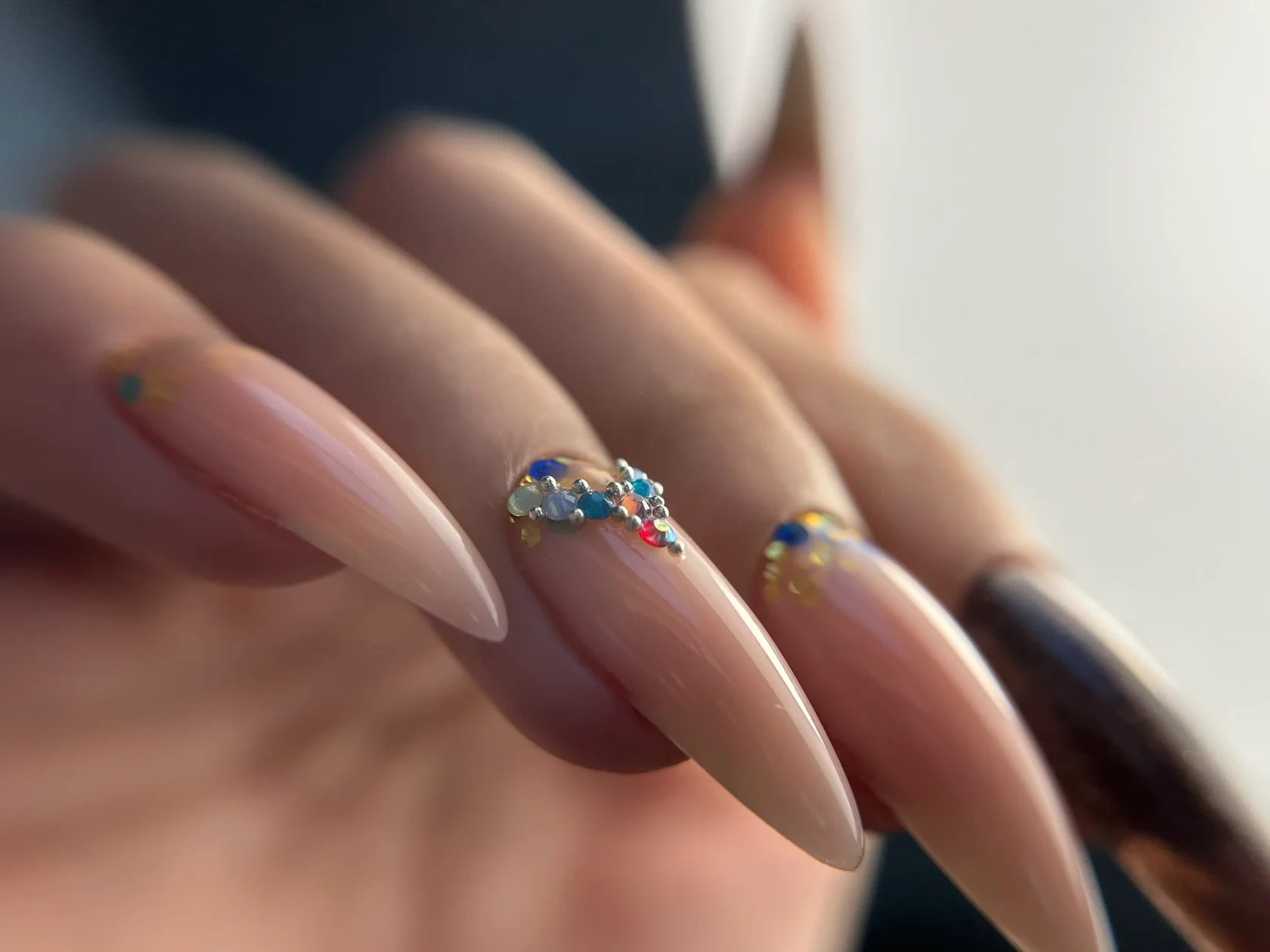 идеальный миндаль маникюр выполнен в комбинированной технике форма ногтей миндаль