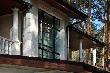 Дом по индивидуальному проекту с пластиковыми окнами