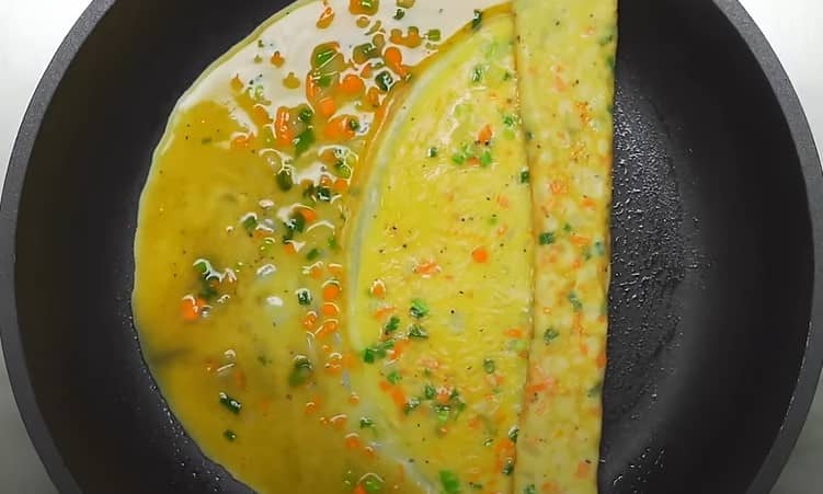 Приготовление японского омлета тамагояки с овощами: шаг 7