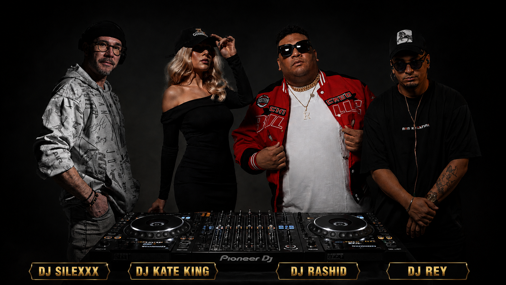DJ Team: DJ Silexxx, DJ Kate King, DJ Rashid y DJ Rey posando frente a una consola Pioneer DJ