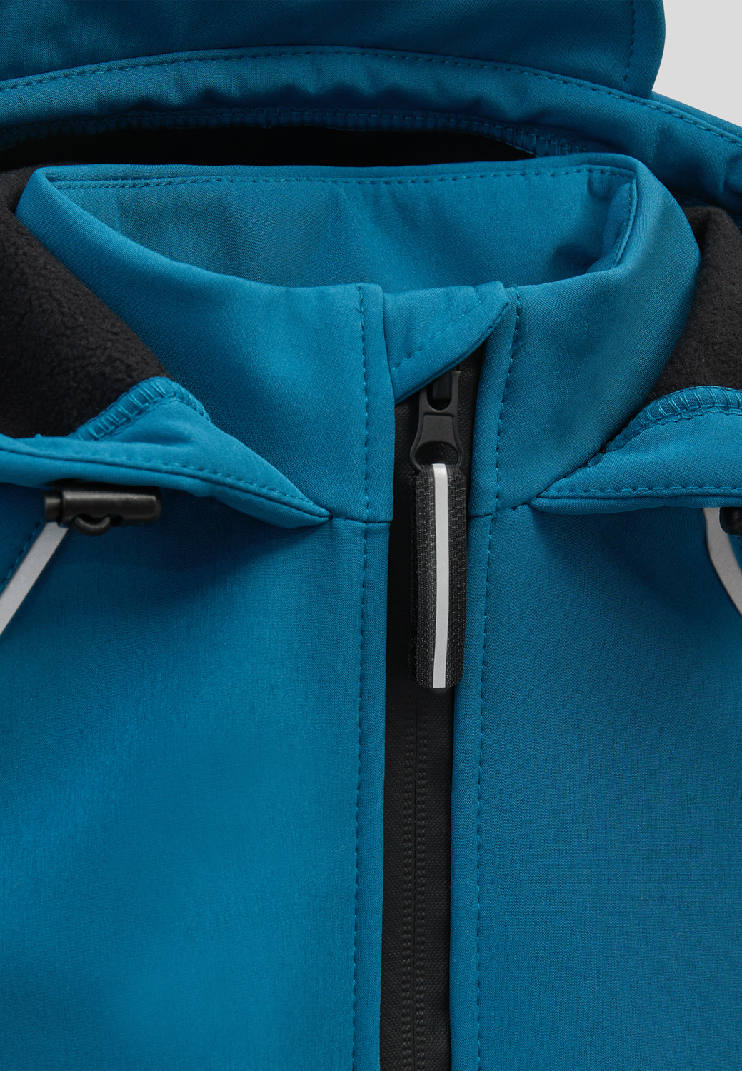 крупный кадр молнии на детской одежде