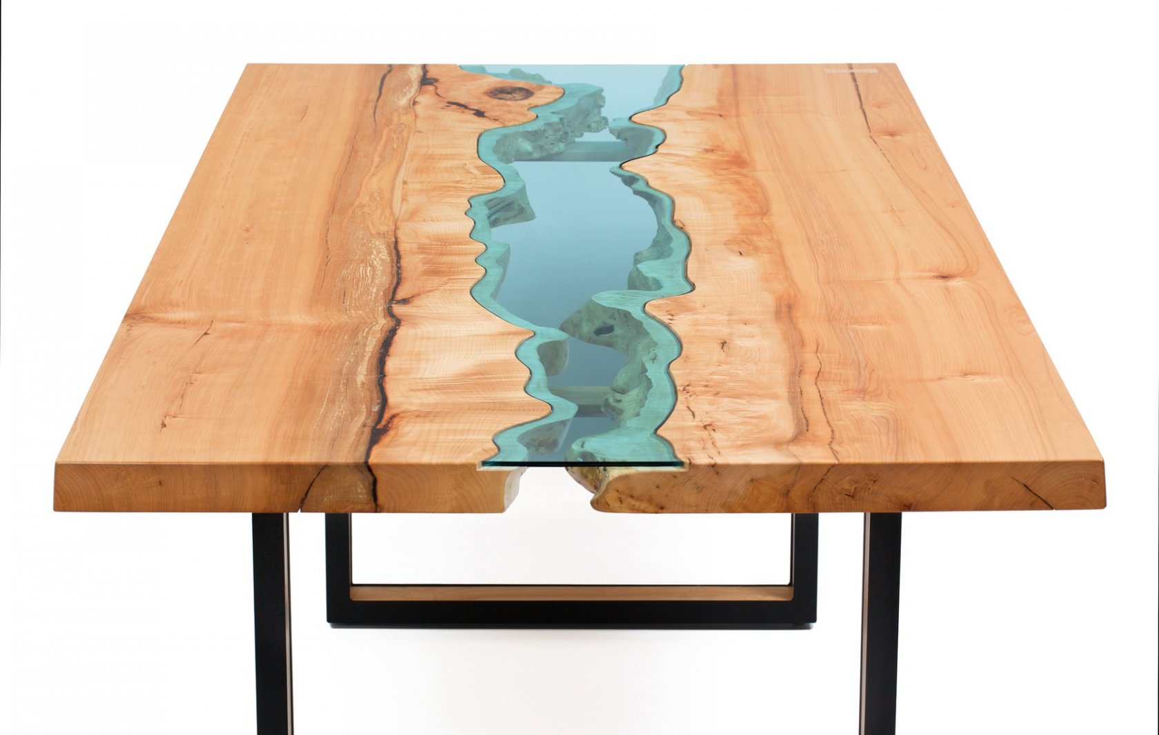 деревянный стол со стеклом посередине