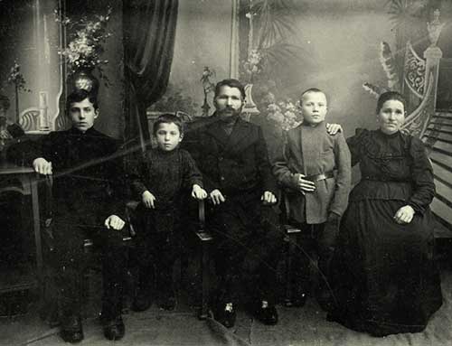 Иван Леонтьевич Шулятиков с семьёй (г. Глазов).
