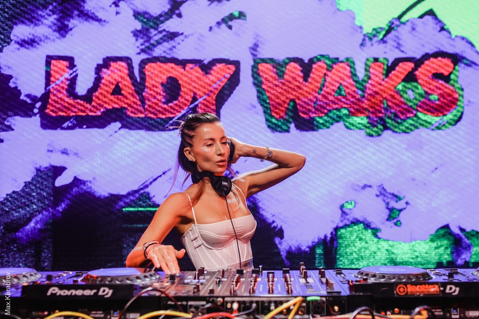Lady Waks за диджейским пультом