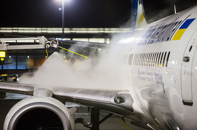 обробка крил літака від криги