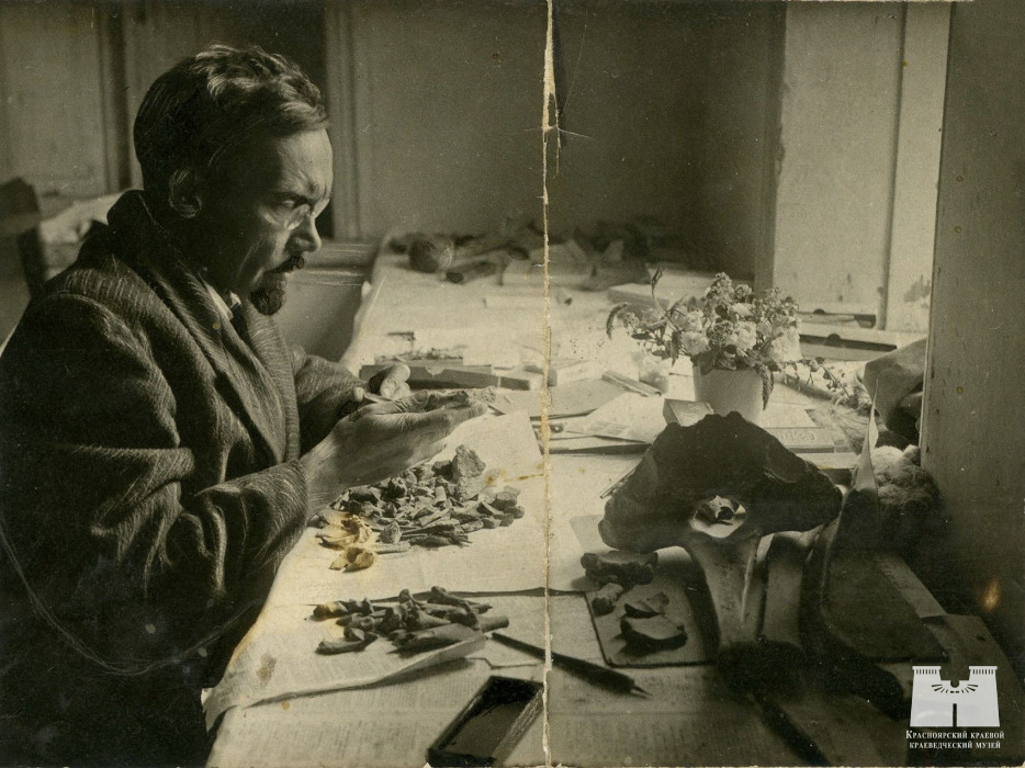 Н.К. Ауэрбах за столом. 1923-1925 гг.