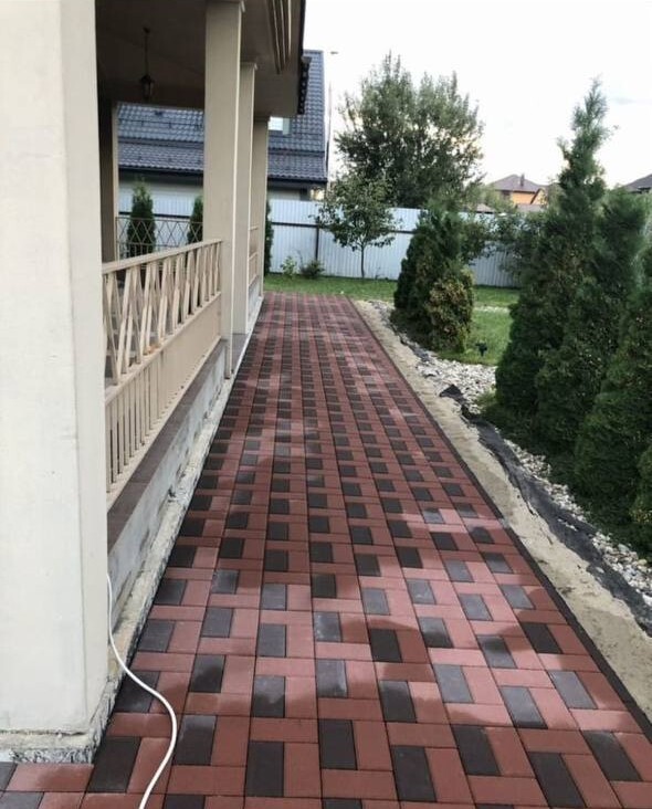 Двухцветная тротуарная плитка вдоль дома