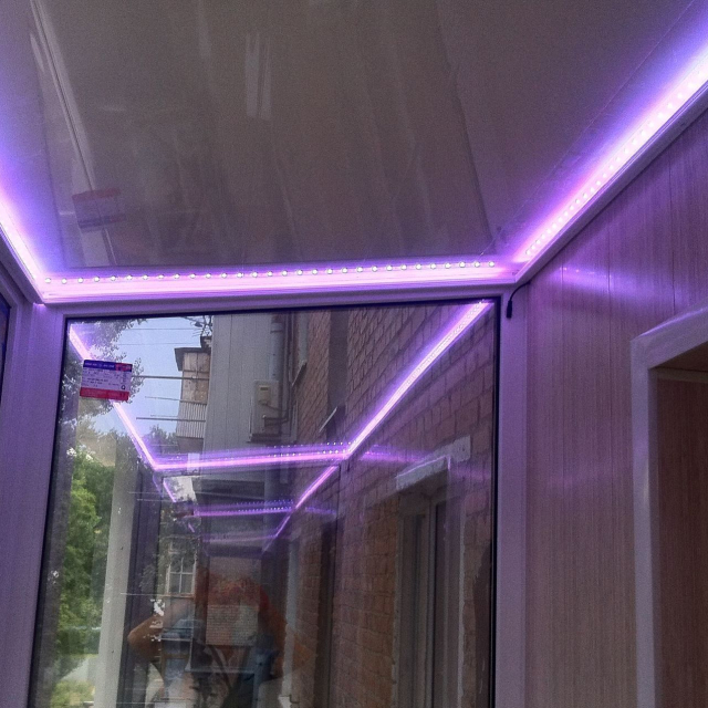 Матовый потолок в гостиной