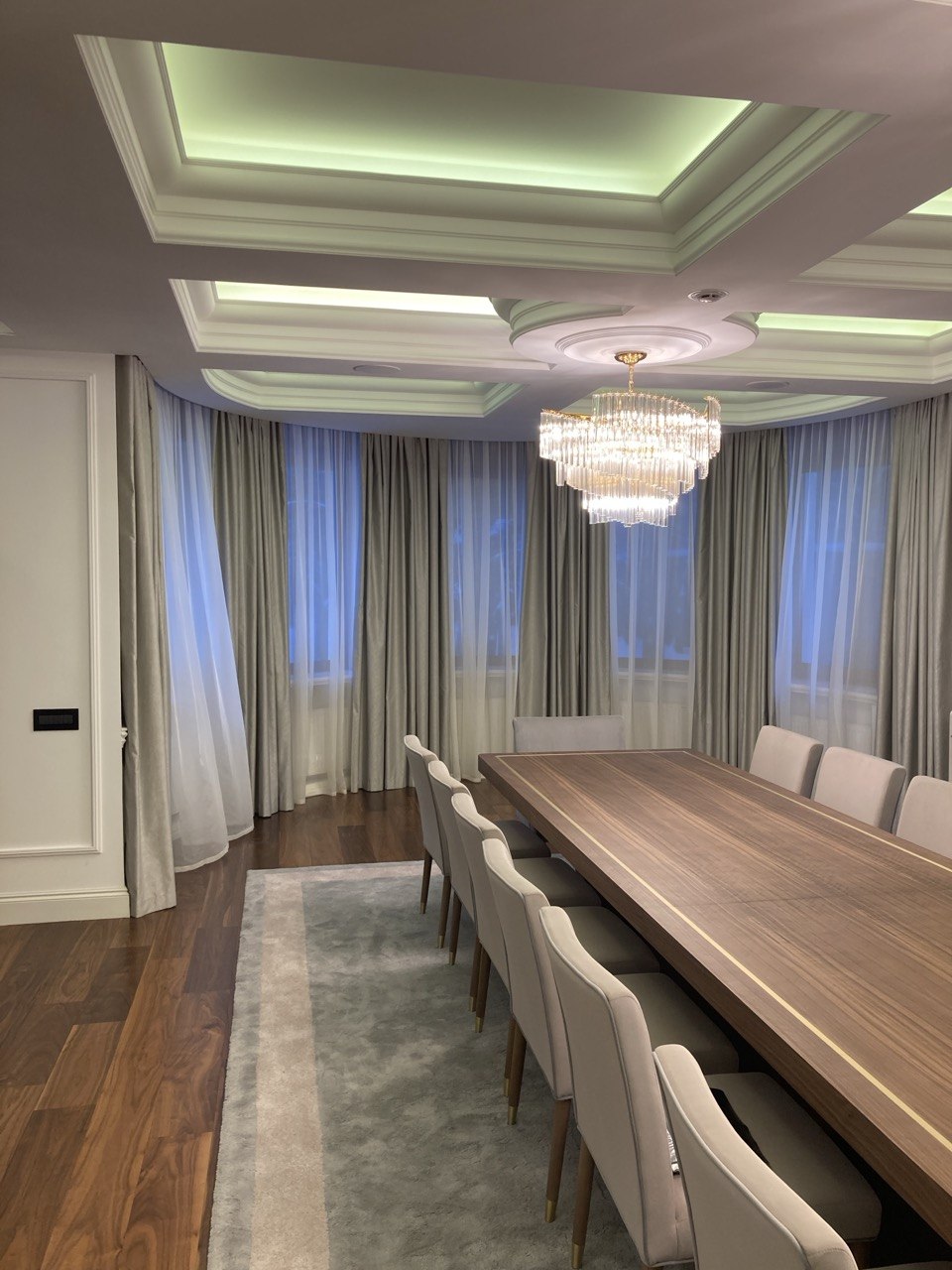 Светло-бежевые шторы в интерьере элитного загородного дома