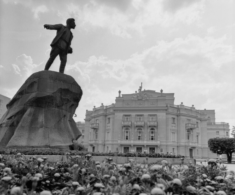 Свердлов обл. Памятник у оперного театра Екатеринбург. Памятник напротив оперного театра Екатеринбург. Памятник Свердлову в Краснодаре. Свердлов город.