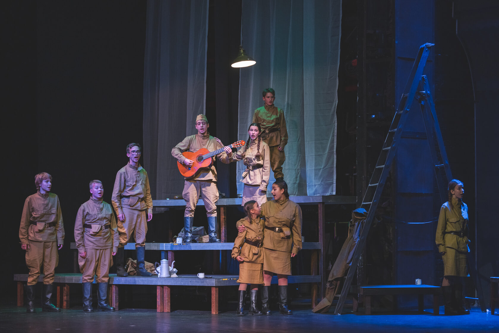 Фрагмент спектакля «Тёркин – это мы!» на сцене театра им. Гоголя.