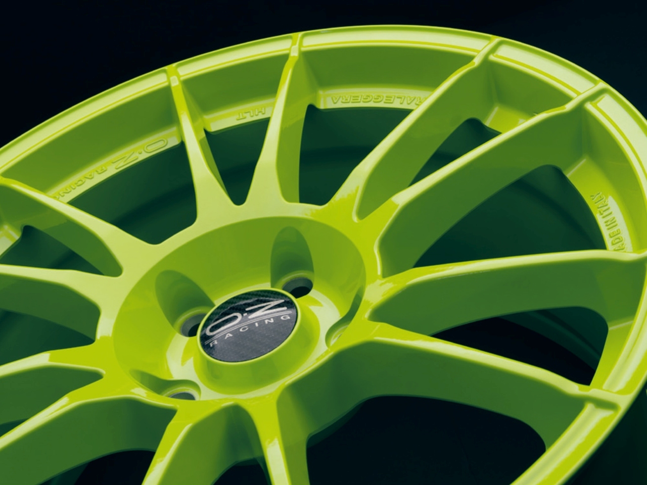 Защищенный диск. Колесный диск oz Racing Ultraleggera HLT 10x19/5x120 d79 et32 acid Green. Колесный диск oz Racing Ultraleggera HLT 10x19/5x112 d79 et32 acid Green. Колесный диск oz Racing Ultraleggera HLT 8x19/5x112 d75 et45 acid Green. Колесный диск oz Racing Ultraleggera HLT 12x19/5x130 d71.56 et68 Green.