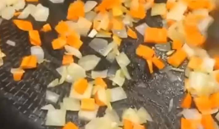 Приготовление супа-пюре из шампиньонов со сливками: шаг 2