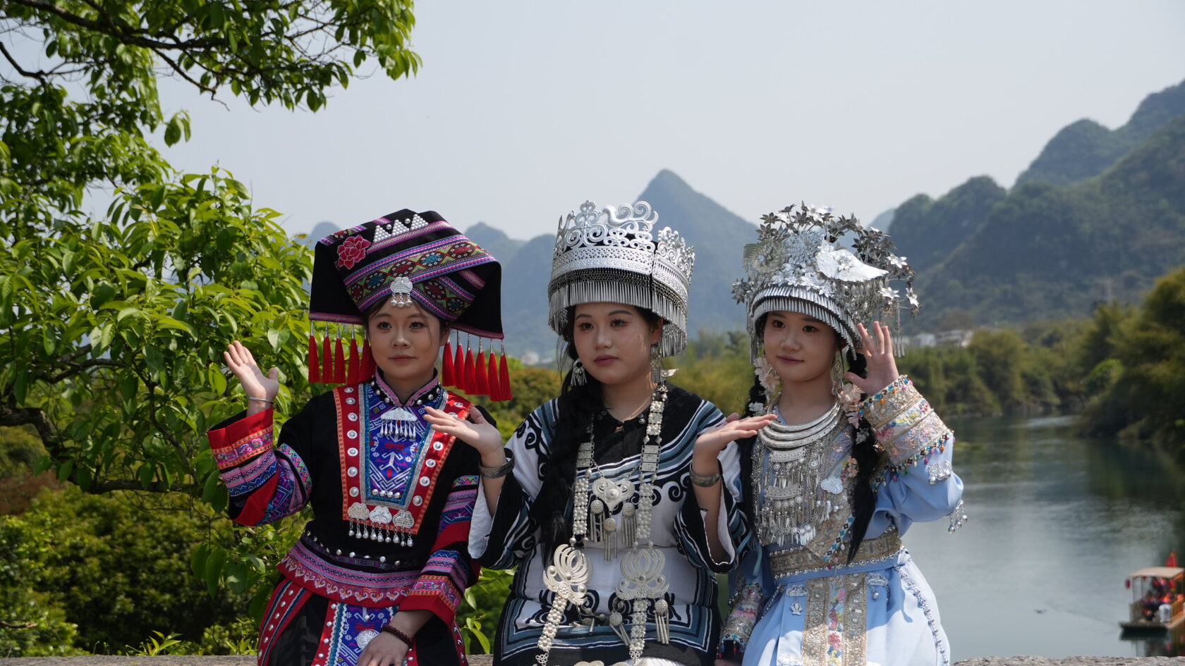 Тур в Китай 2026: девушки в традиционных костюмах на фоне реки и карстовых гор